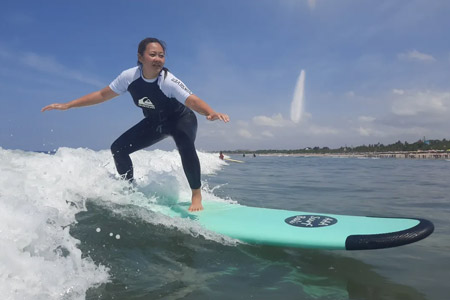 Surfing di Pantai Kuta Bali oleh AAA Surf